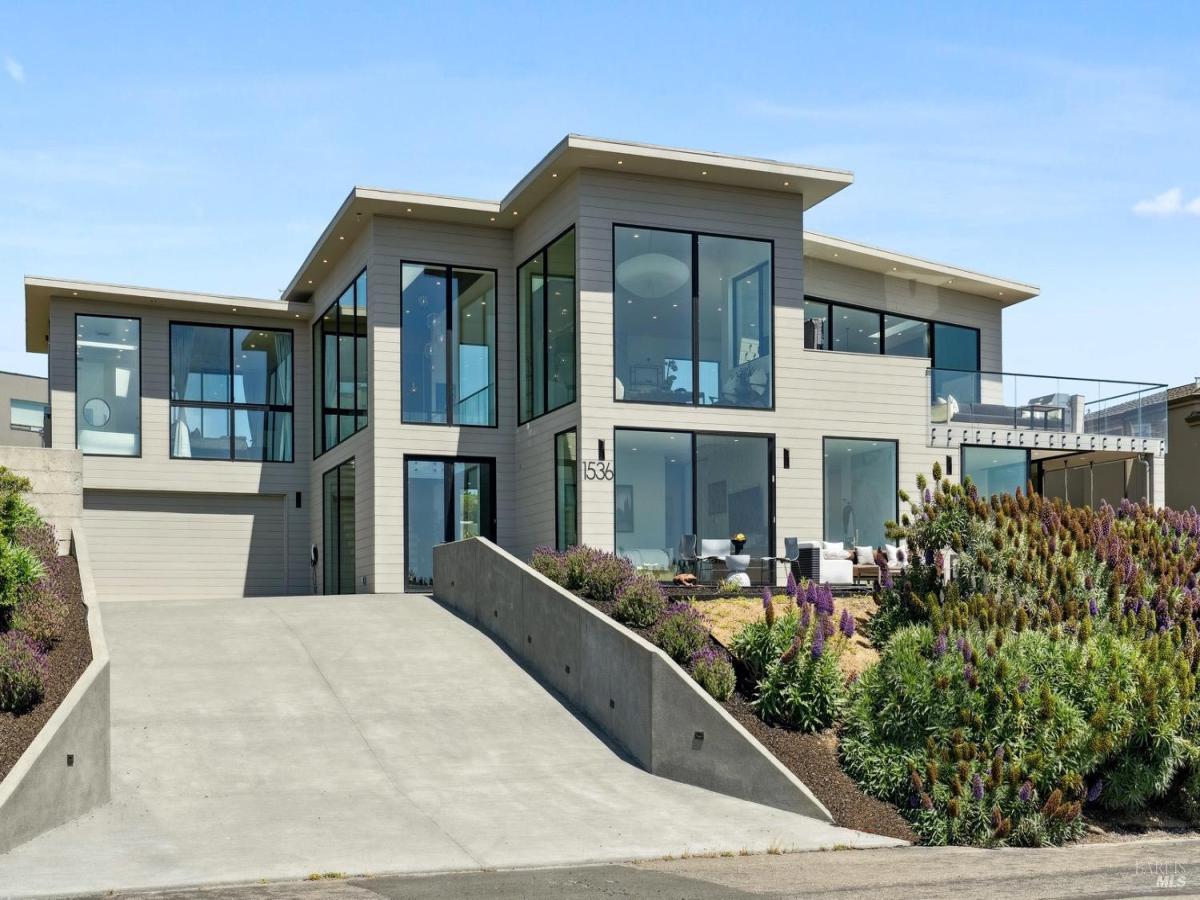 MLS #325032632 img 0