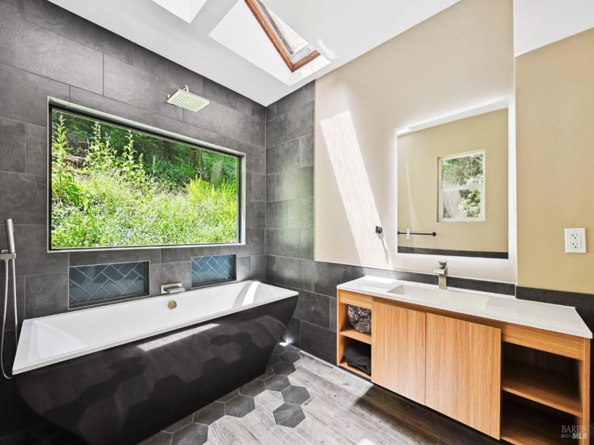 MLS #325040999 img 0