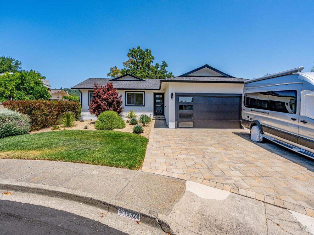 MLS #325051493 img 0