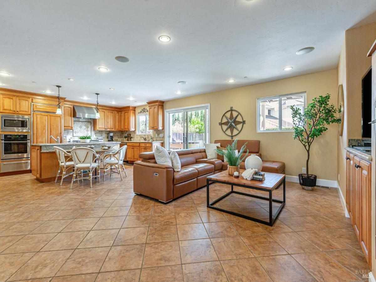 MLS #325052975 img 0