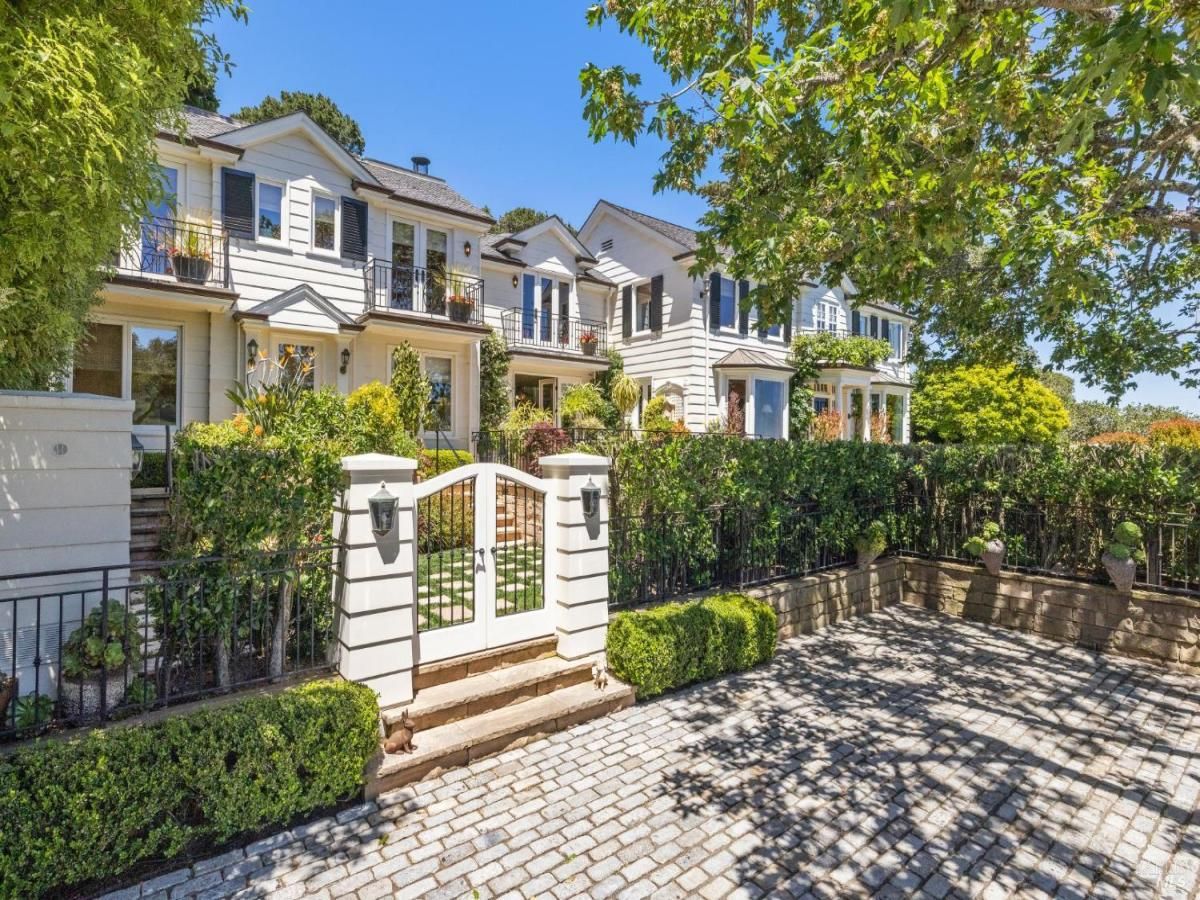 MLS #325053027 img 0