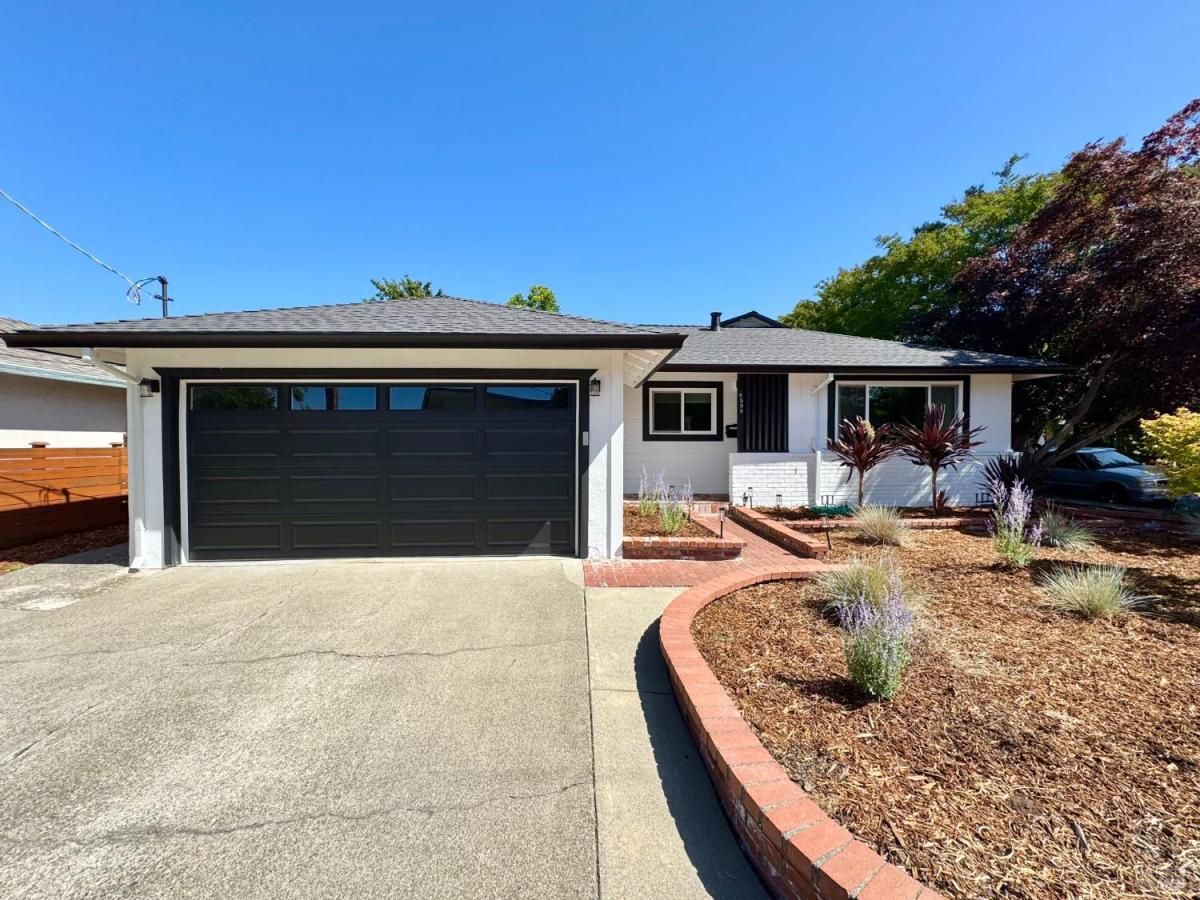 MLS #325055993 img 0