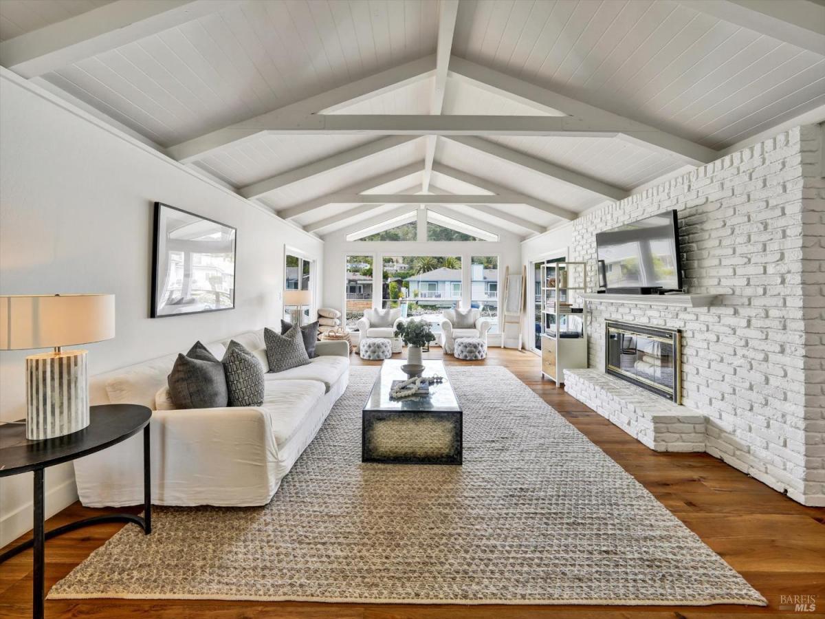 MLS #325066359 img 0