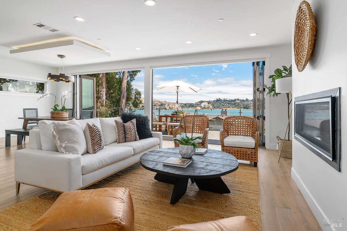 MLS #325067015 img 0