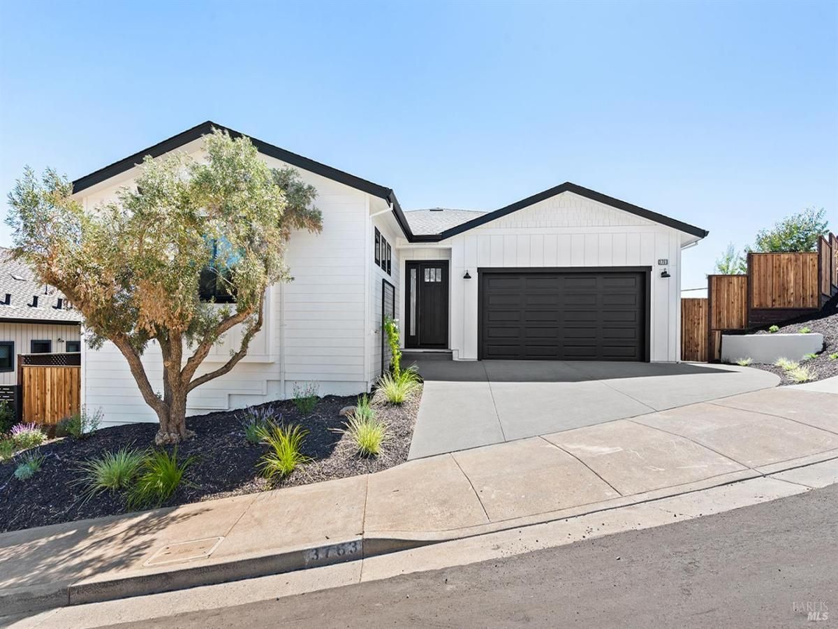 MLS #325069017 img 0