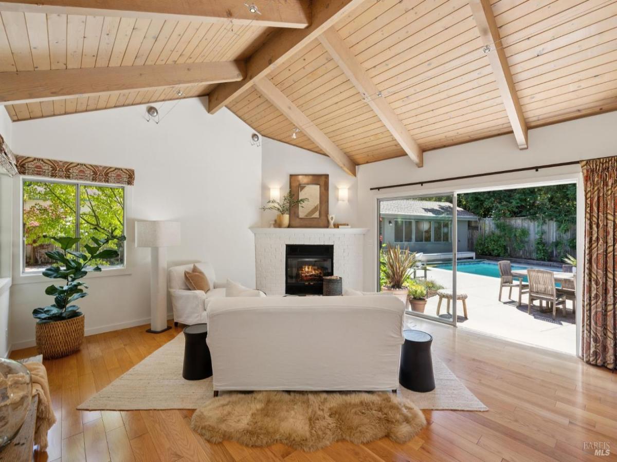 MLS #325070389 img 0