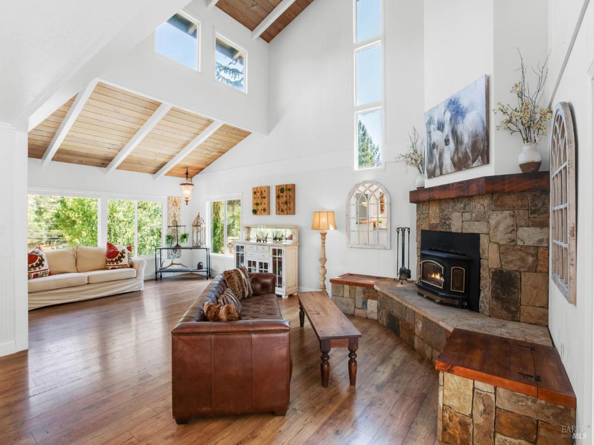 MLS #325073027 img 0