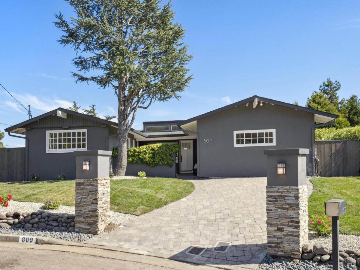 MLS #325075951 img 0