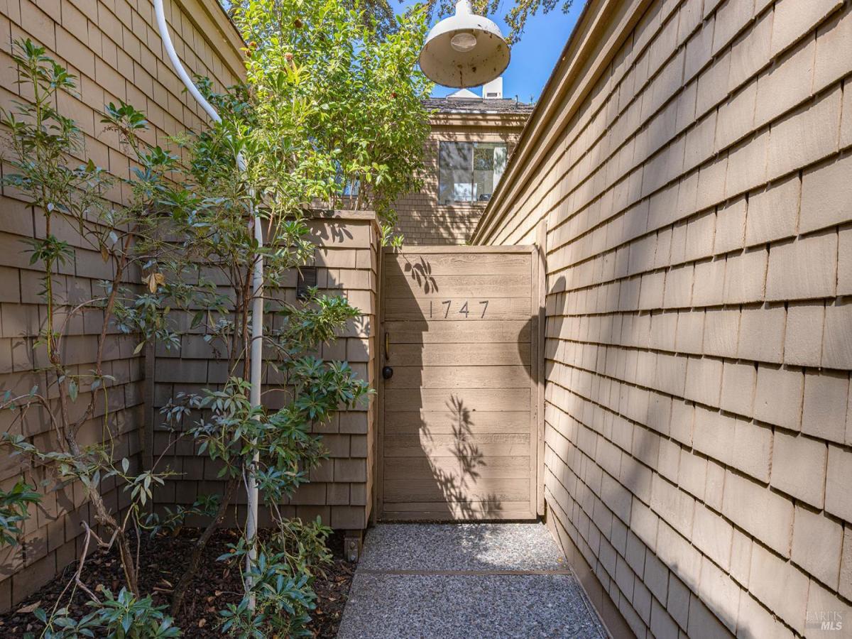 MLS #325085315 img 0