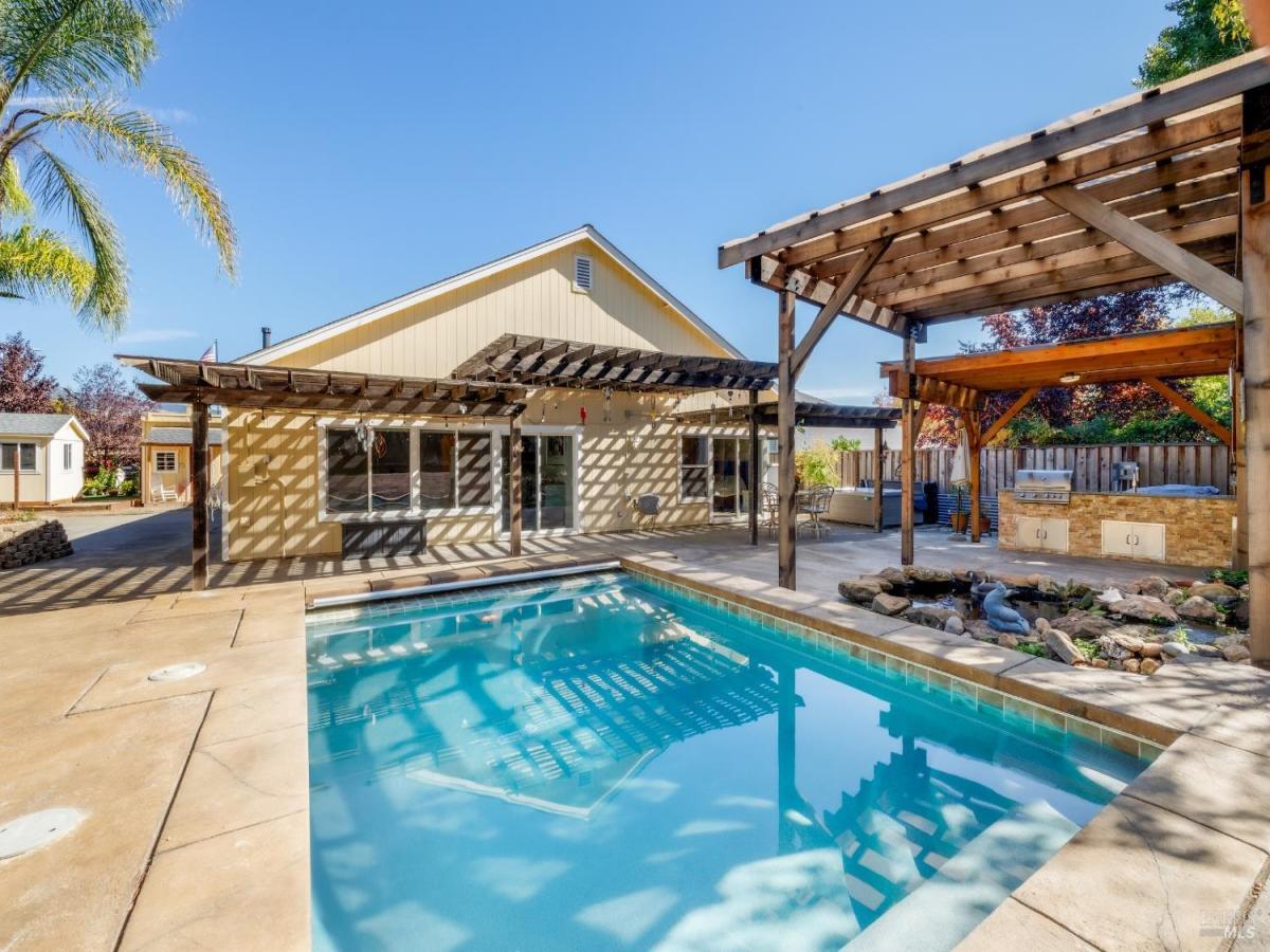 MLS #325091660 img 0