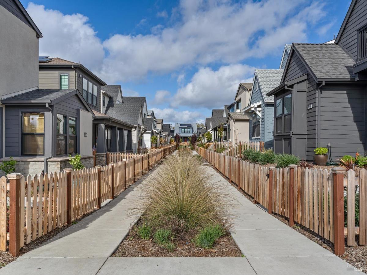 MLS #325095775 img 0