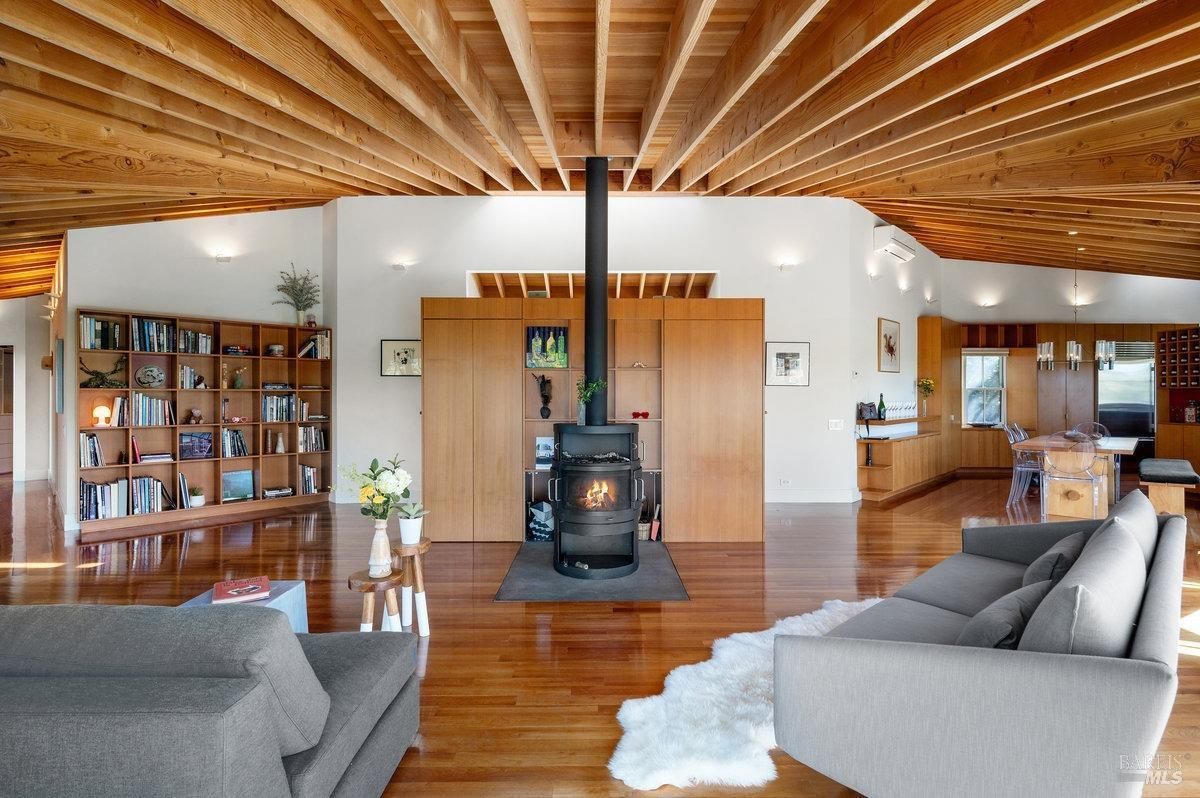 MLS #325096663 img 0