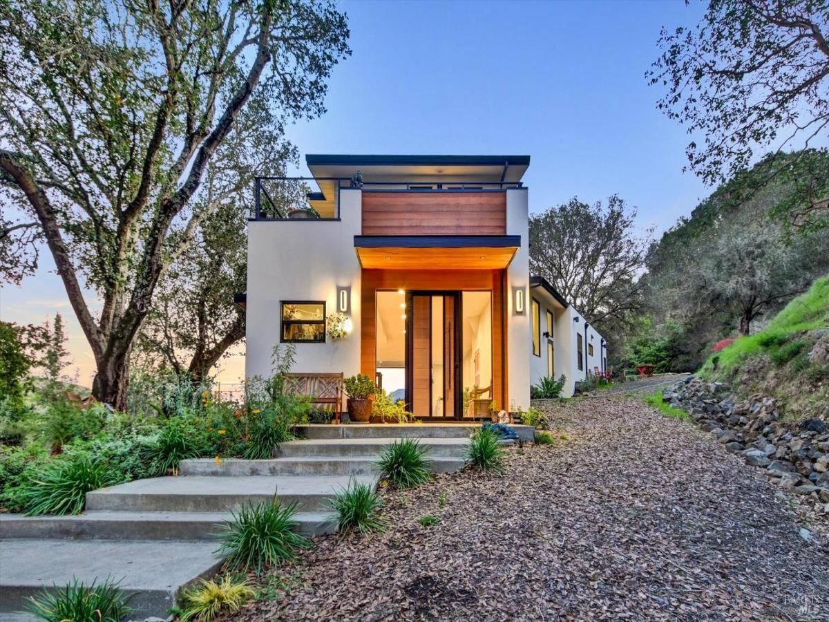 MLS #325100065 img 0