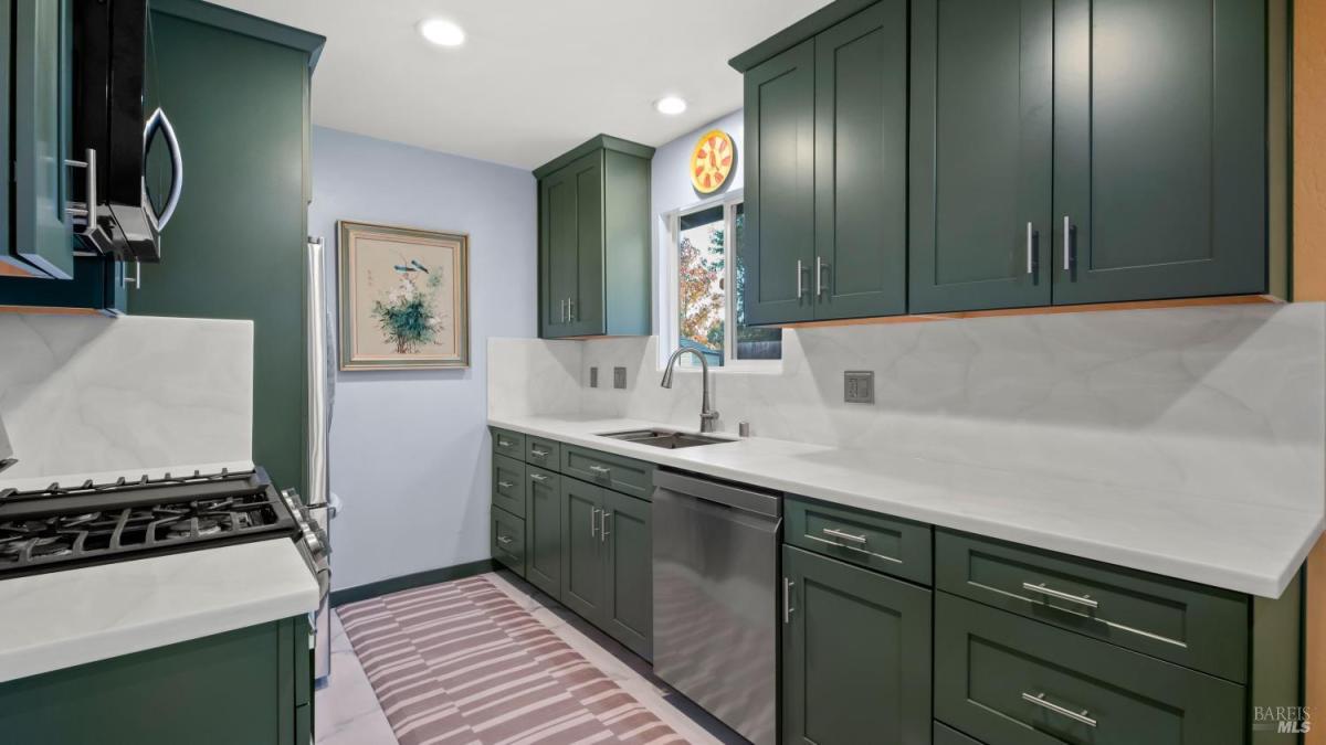 MLS #325100702 img 0