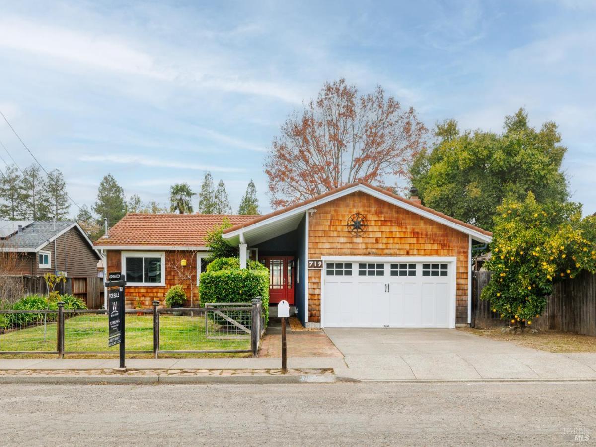 MLS #325102501 img 0