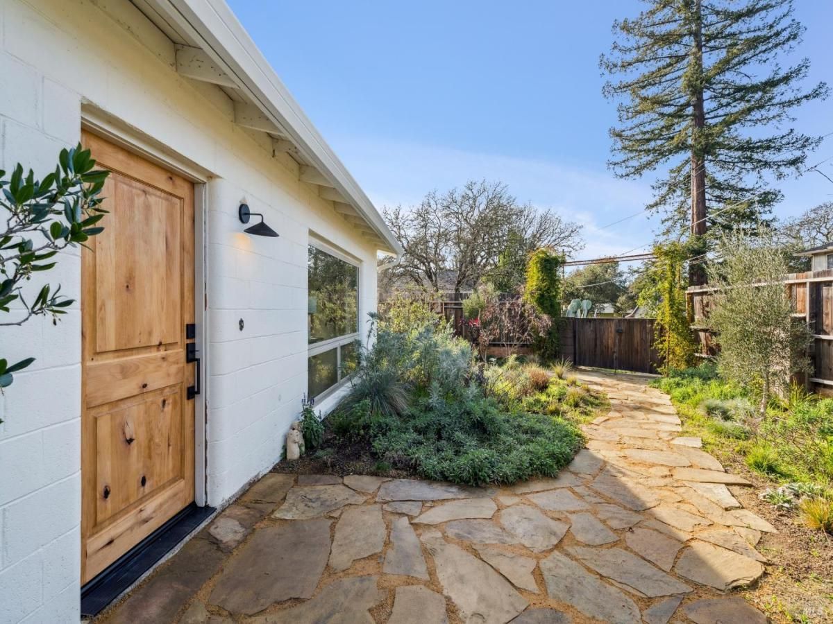 MLS #325104031 img 0