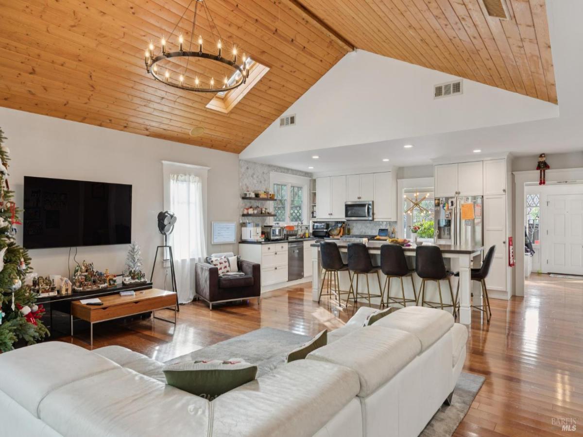 MLS #325104510 img 0