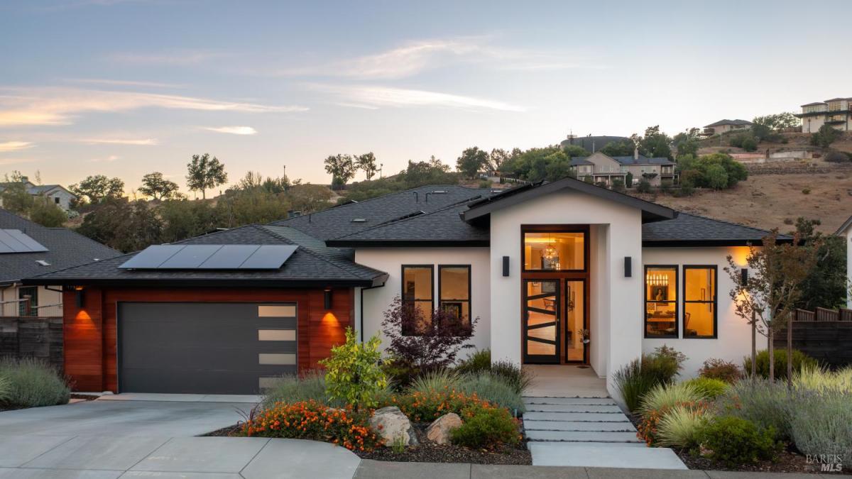 MLS #326000792 img 0