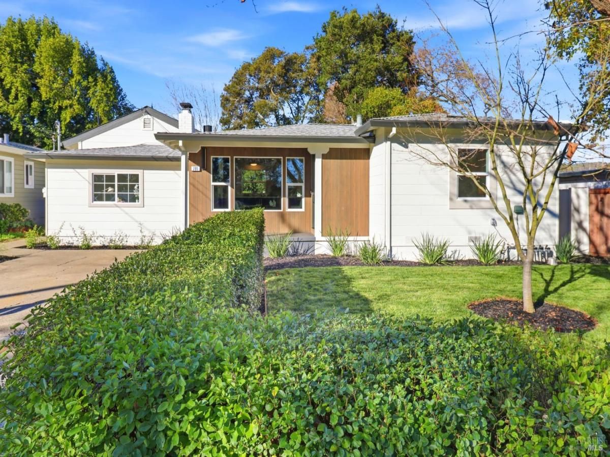 MLS #326000981 img 0