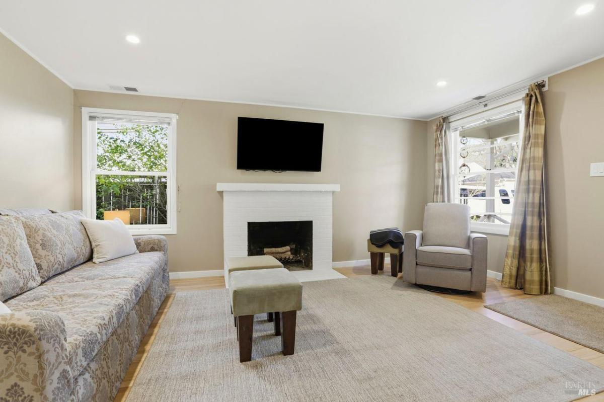 MLS #326002470 img 0