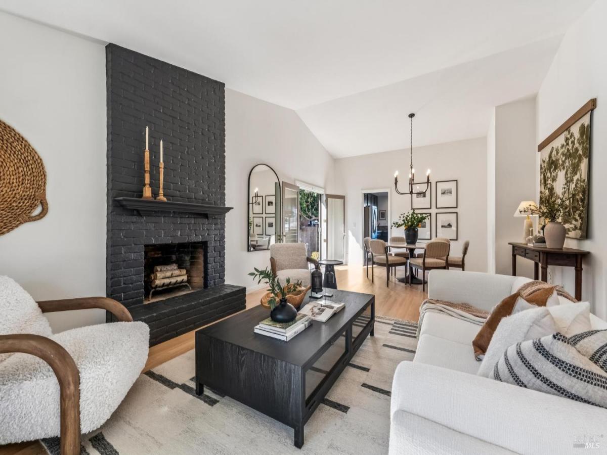 MLS #326002632 img 0