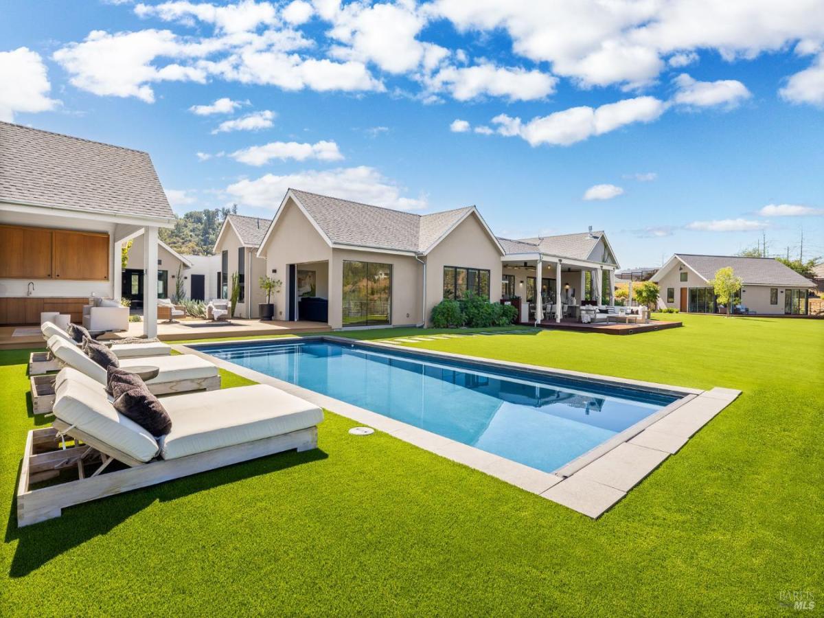 MLS #326003546 img 0