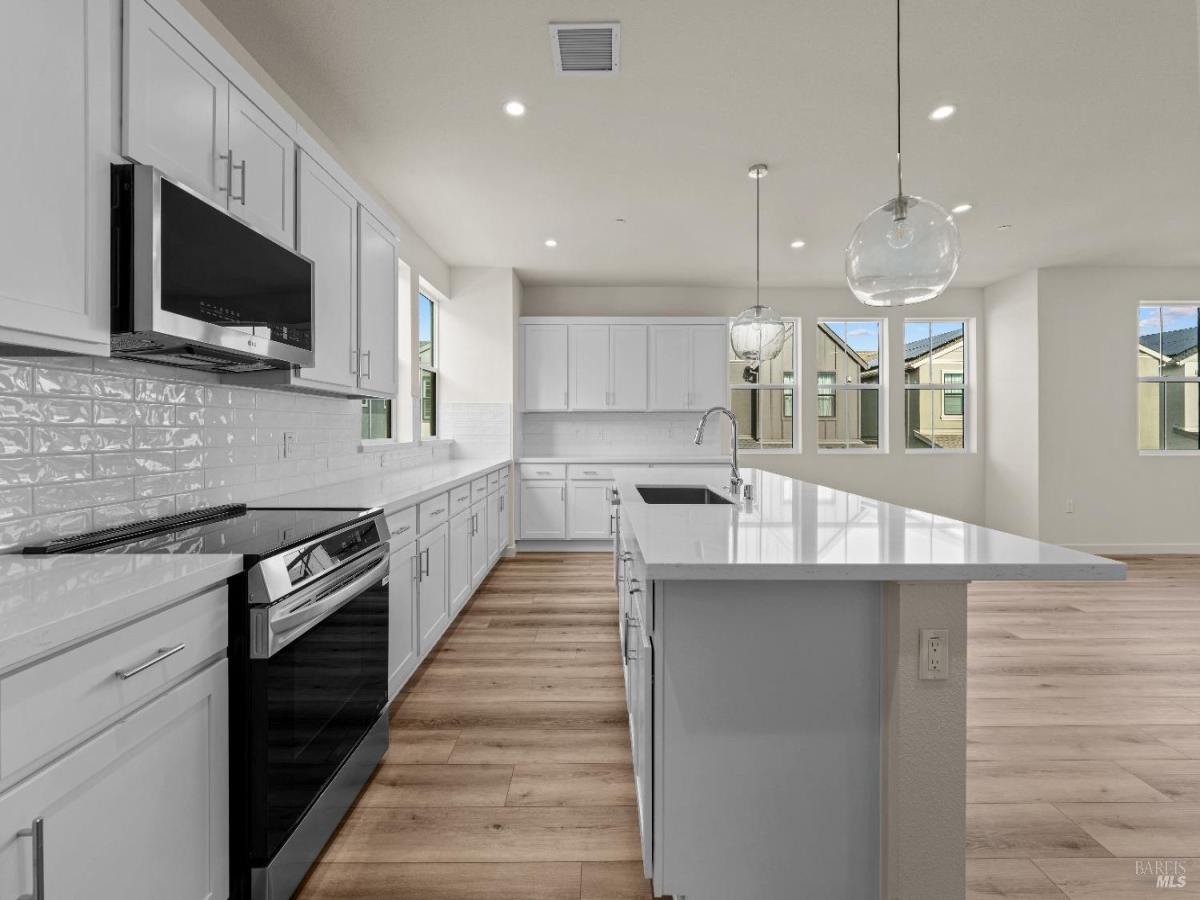 MLS #326003547 img 0