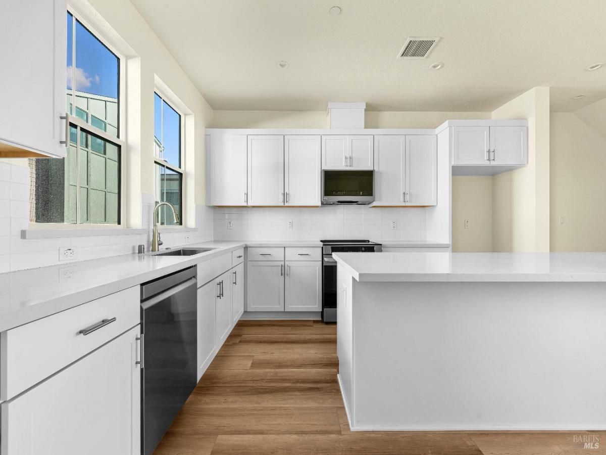 MLS #326003644 img 0