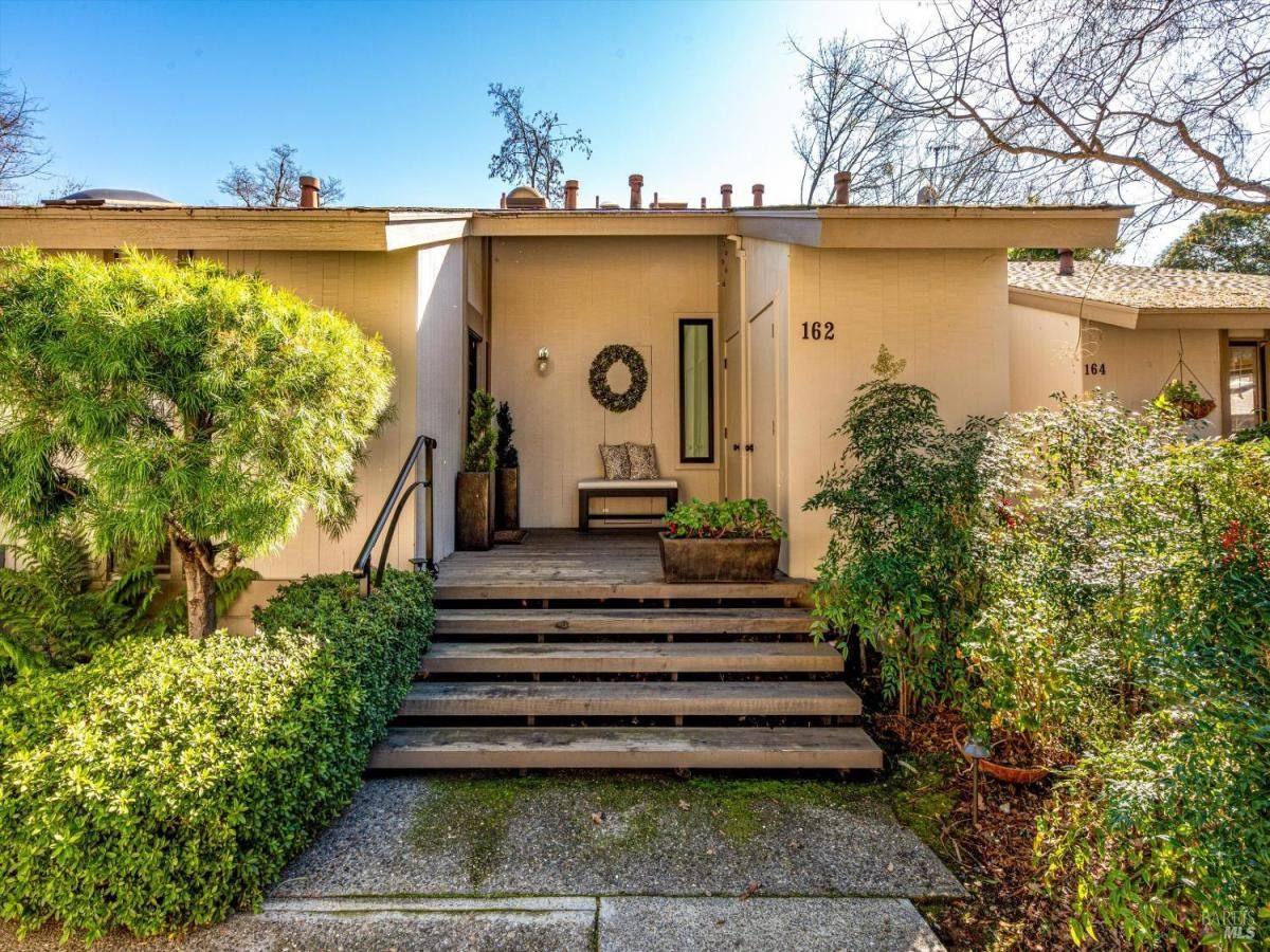 MLS #326010200 img 0