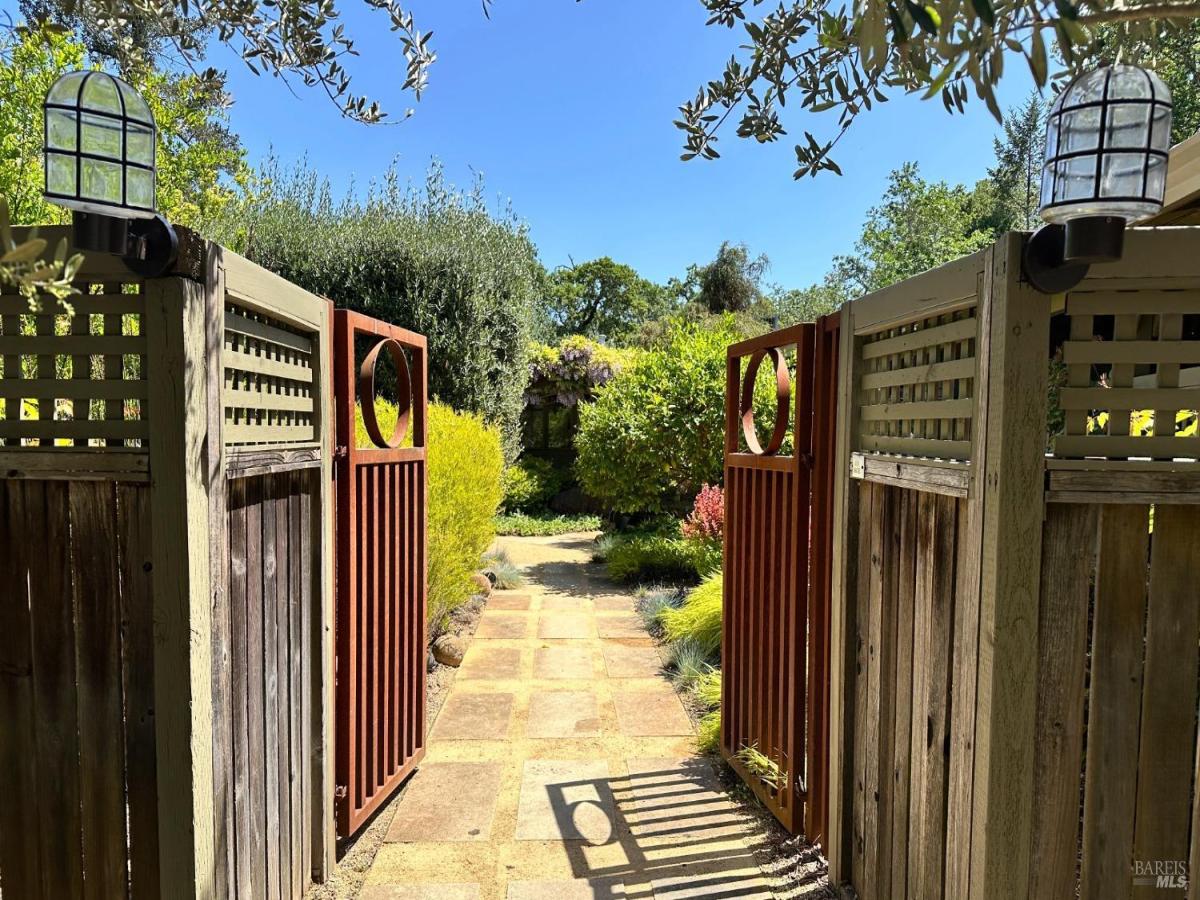 MLS #326010983 img 0