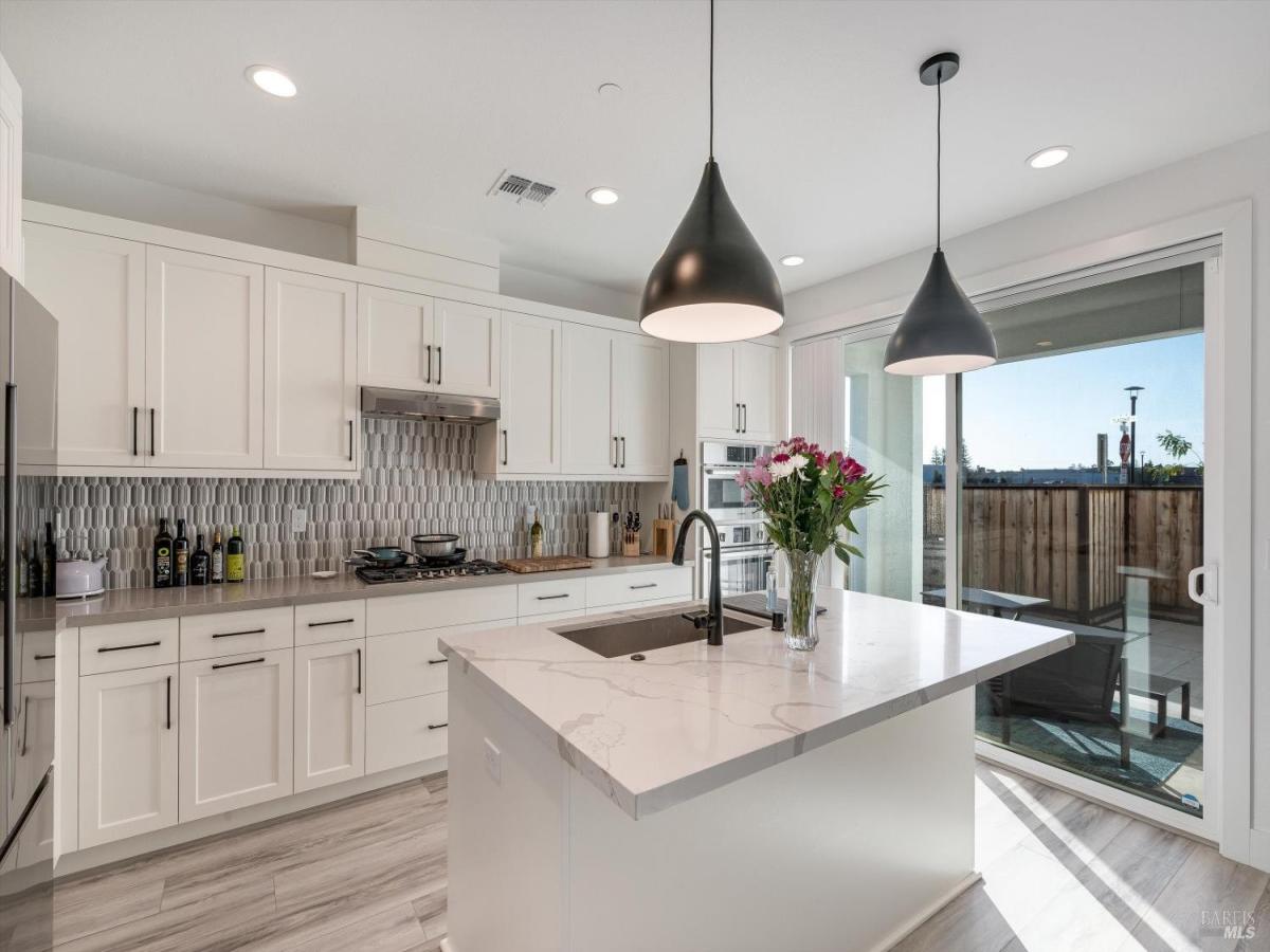 MLS #326012243 img 0