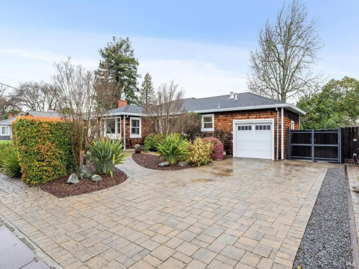 MLS #326012244 img 0