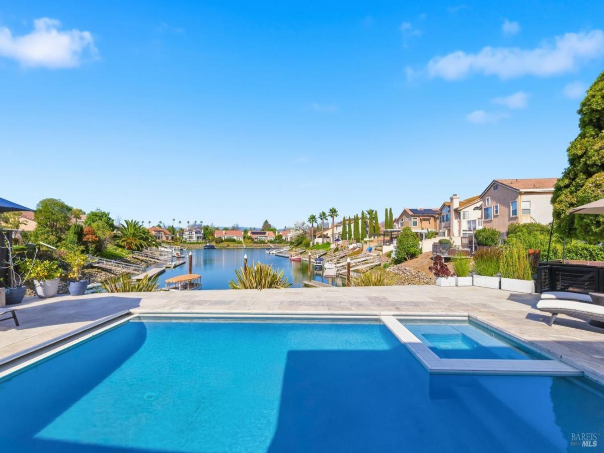 MLS #326018250 img 0