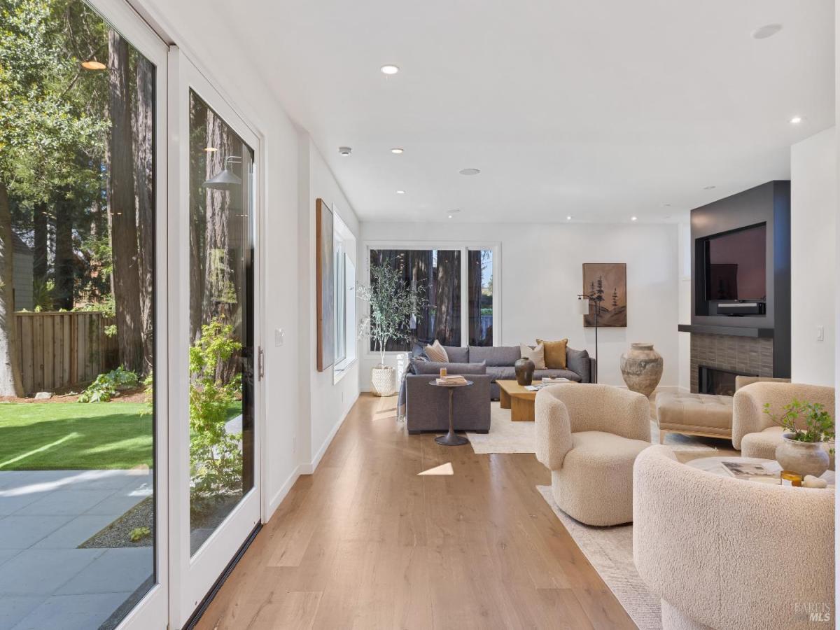 MLS #326021090 img 0