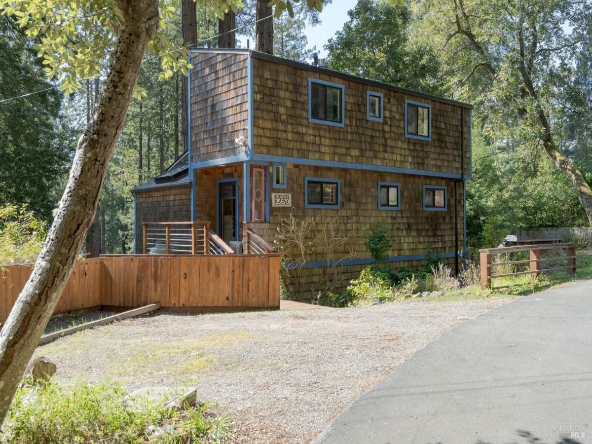 MLS #326022353 img 0