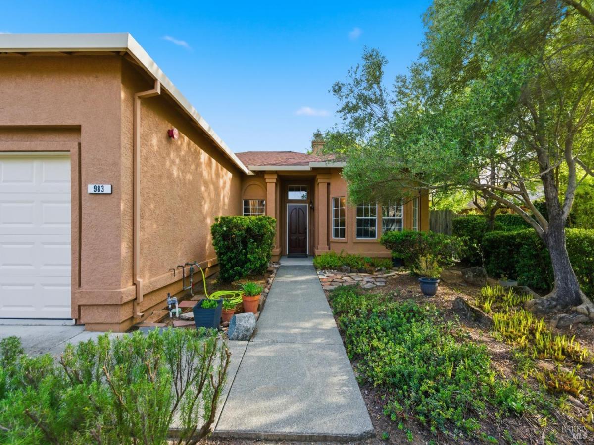 MLS #326028546 img 0