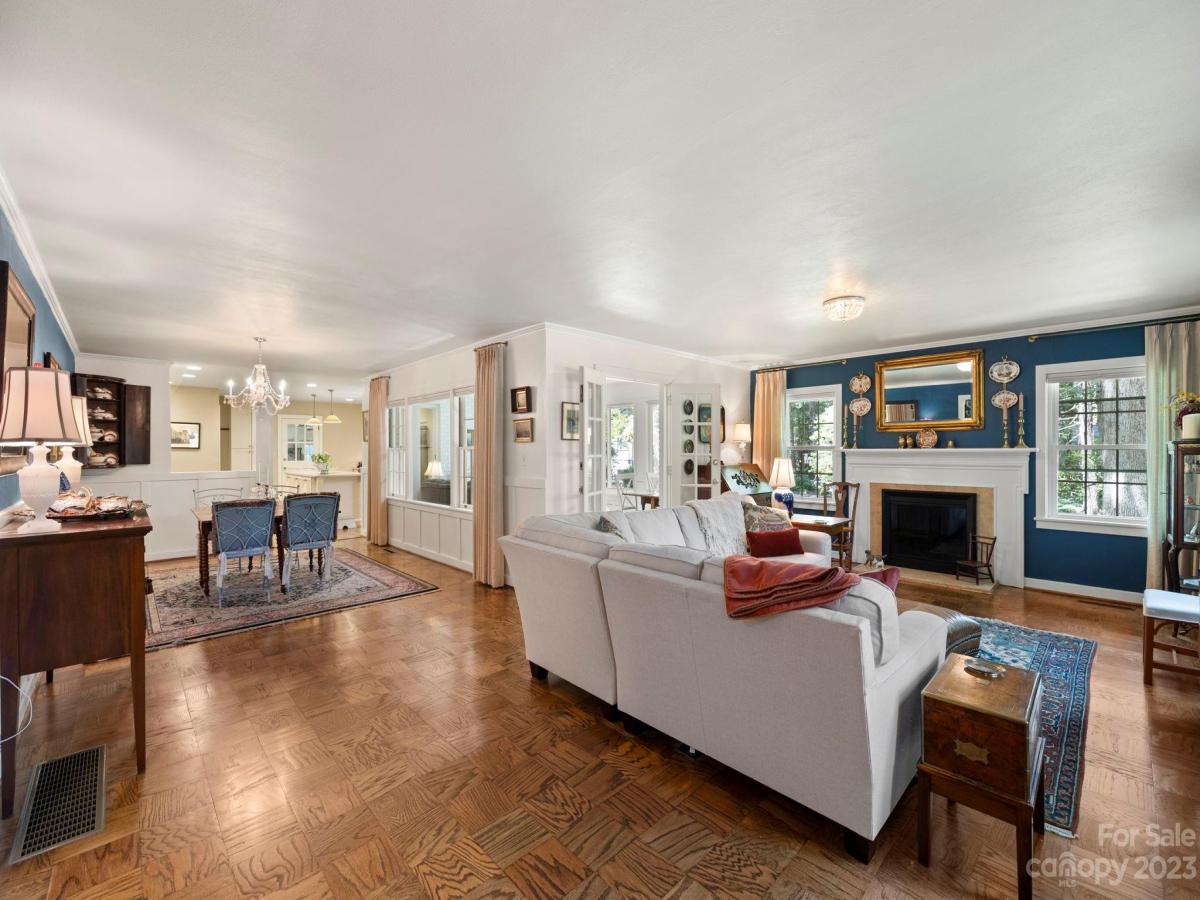 511 Toms Hill Drive Hendersonville NC 28739 CAR4072601