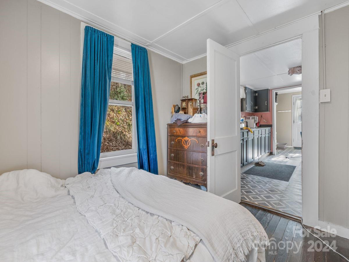 2366 Old Henson Cove Road Canton NC 28716 CAR4103952