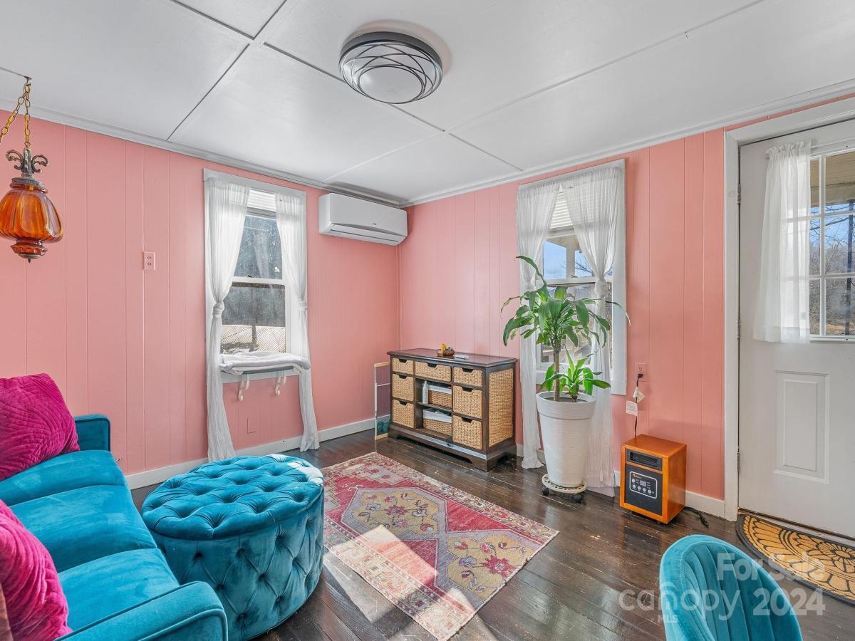 2366 Old Henson Cove Road Canton NC 28716 CAR4103952