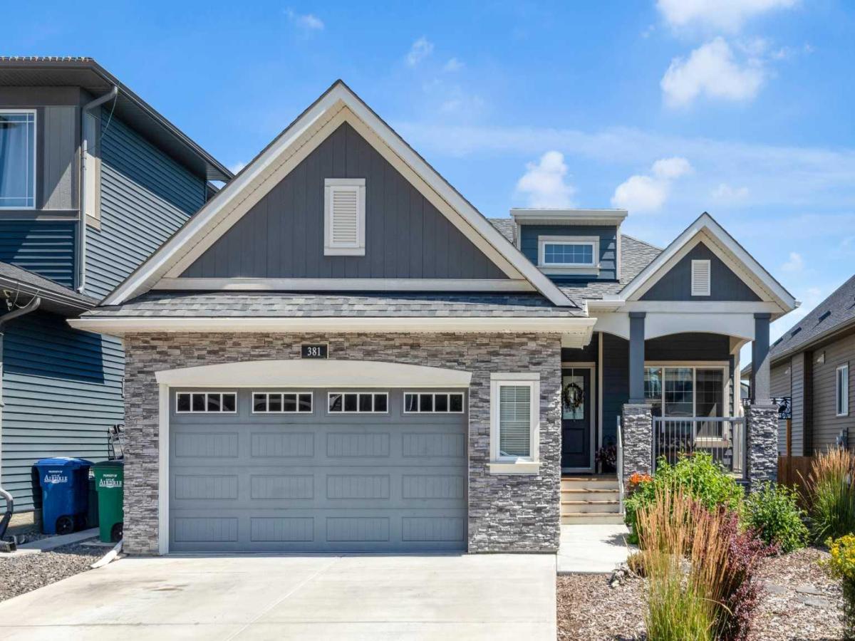 40 Baywater Court SW Airdrie AB T4B 0A8 MLS #A2244261 MLS #A2248022 img 0