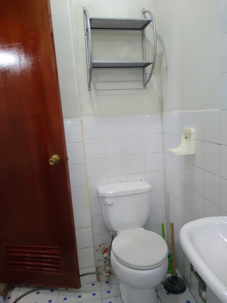 BAÑO Y ESTANTE SUPERIOR PARA GUARDAR