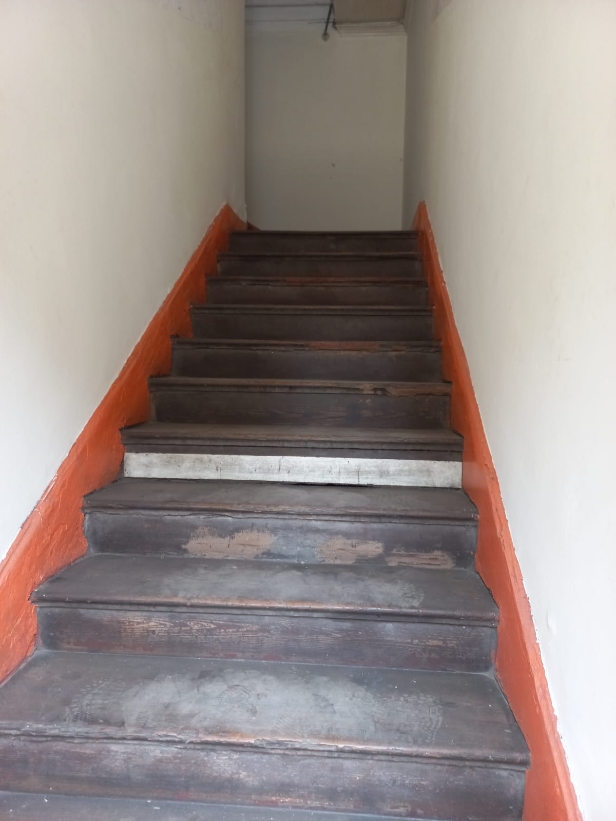 Escaleras que llevan al segundo piso