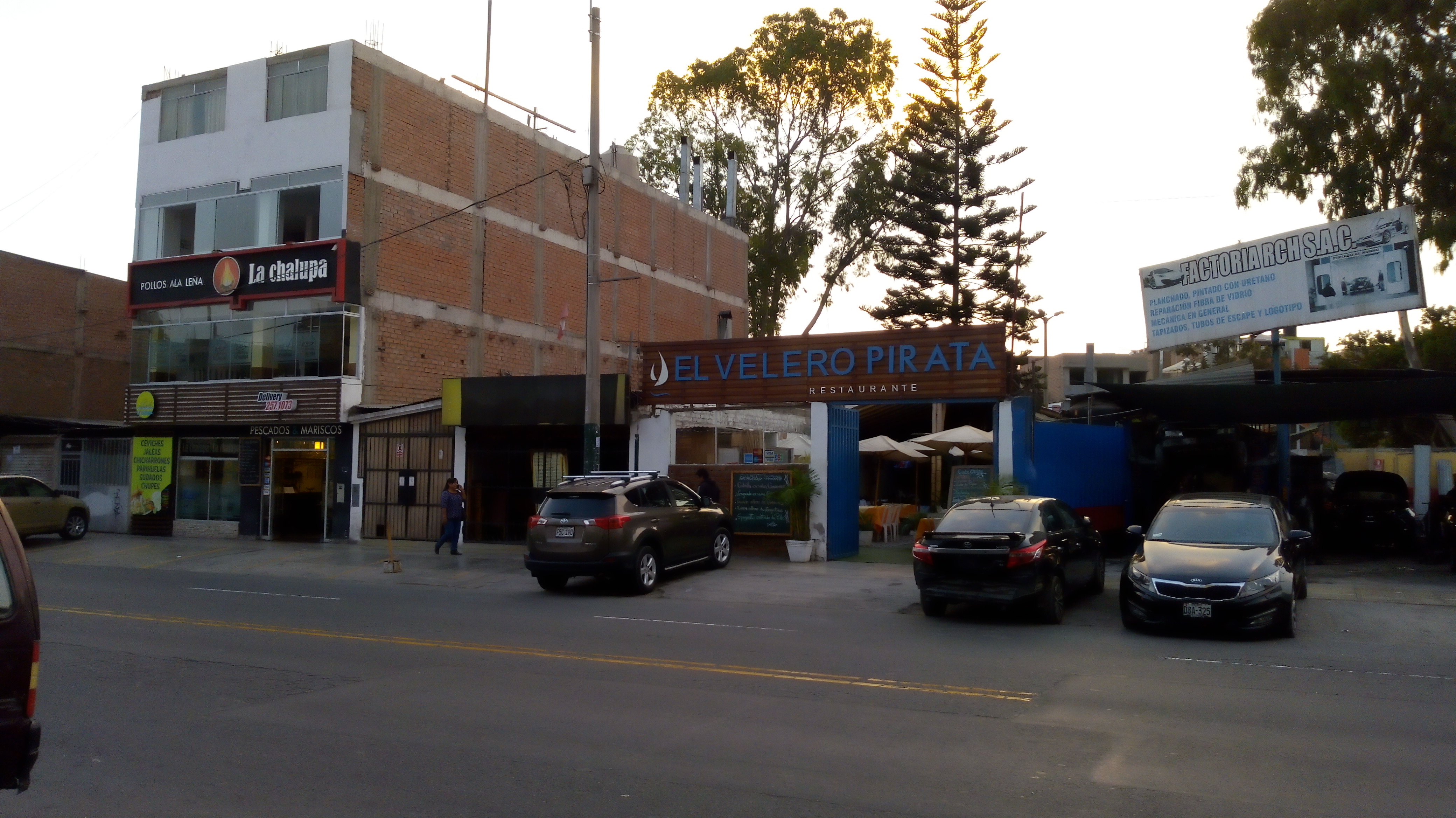 FRENTE A LA CEVICHERIA LA CHALUPA A LA ESPALDA DEL EDIFICIO