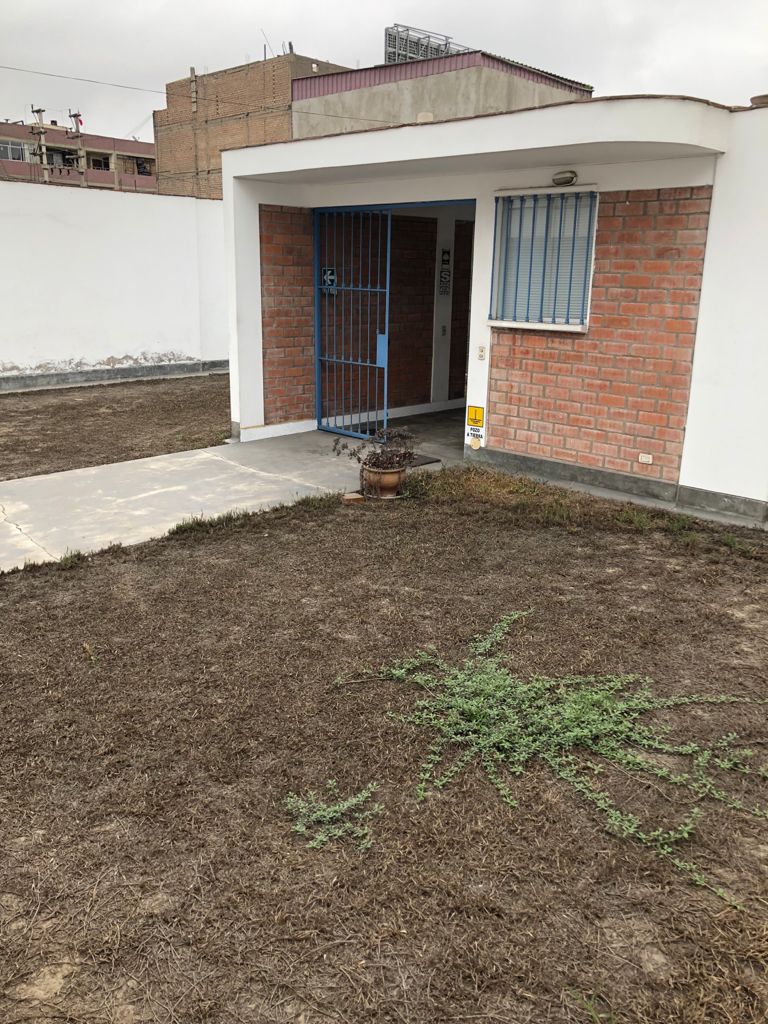 Jardin entrada y puerta de ingreso a NIDO