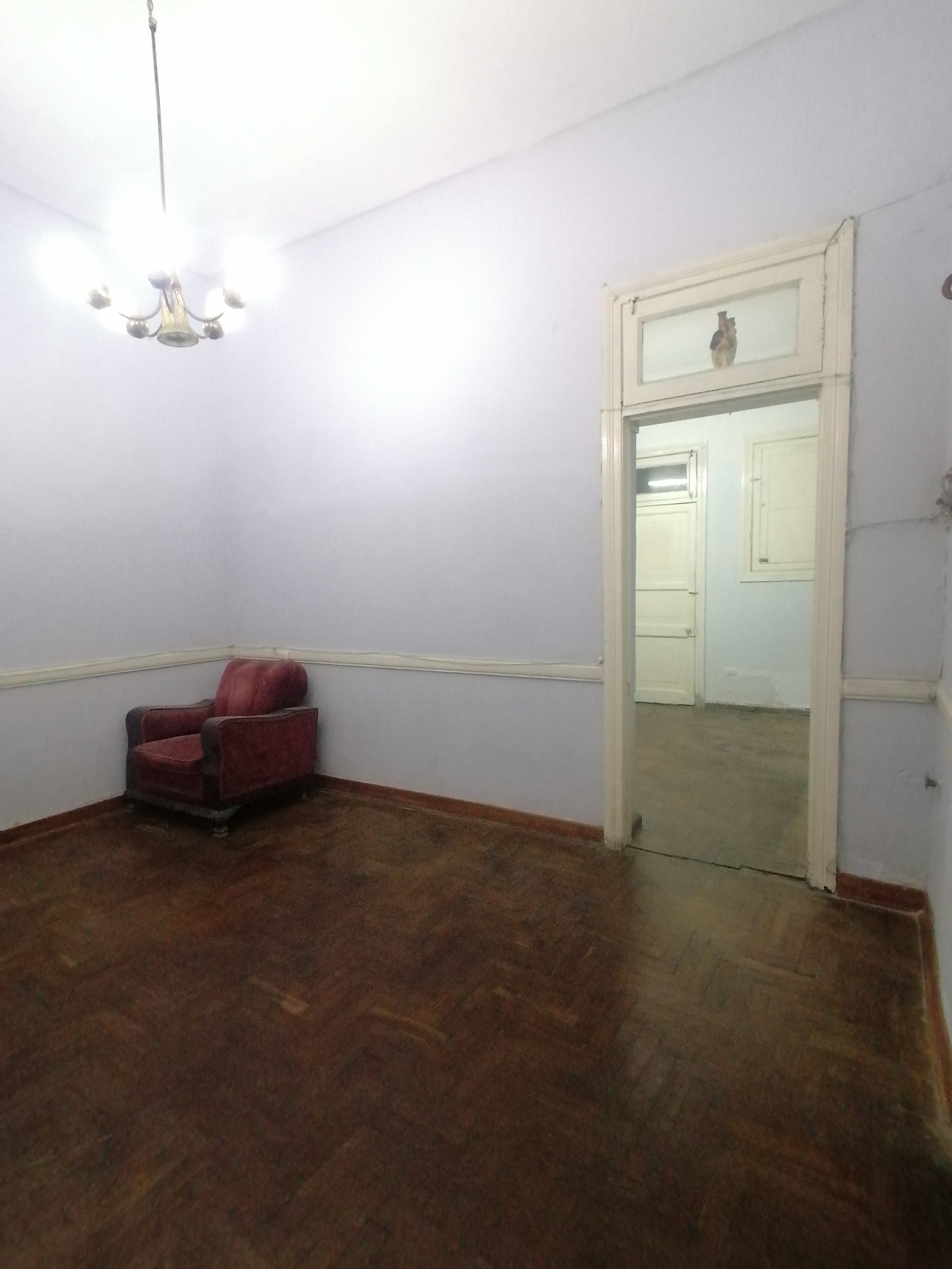 Sala con puerta de habitación