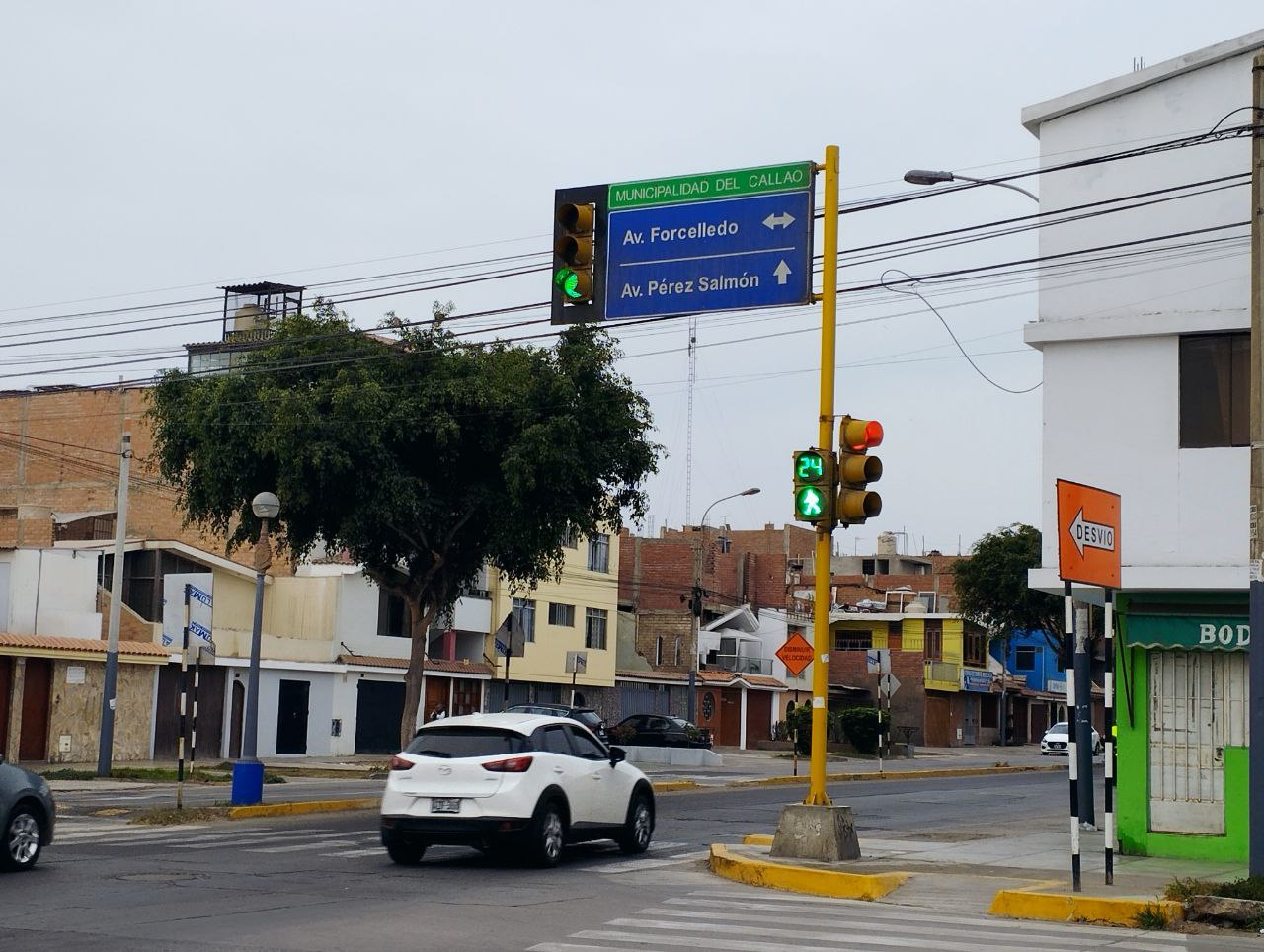 Cruce Av Perez Salmon / Av. Fachardelli
