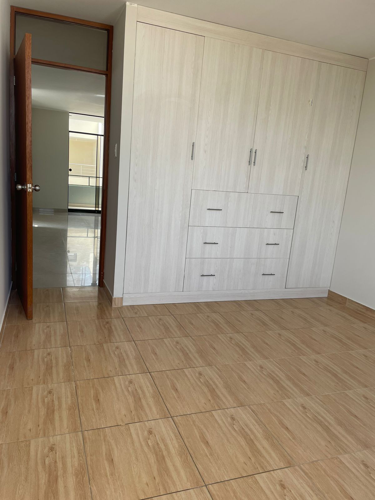 1ER DORMITORIO PRINCIPAL CON CLOSET Y BAÑO