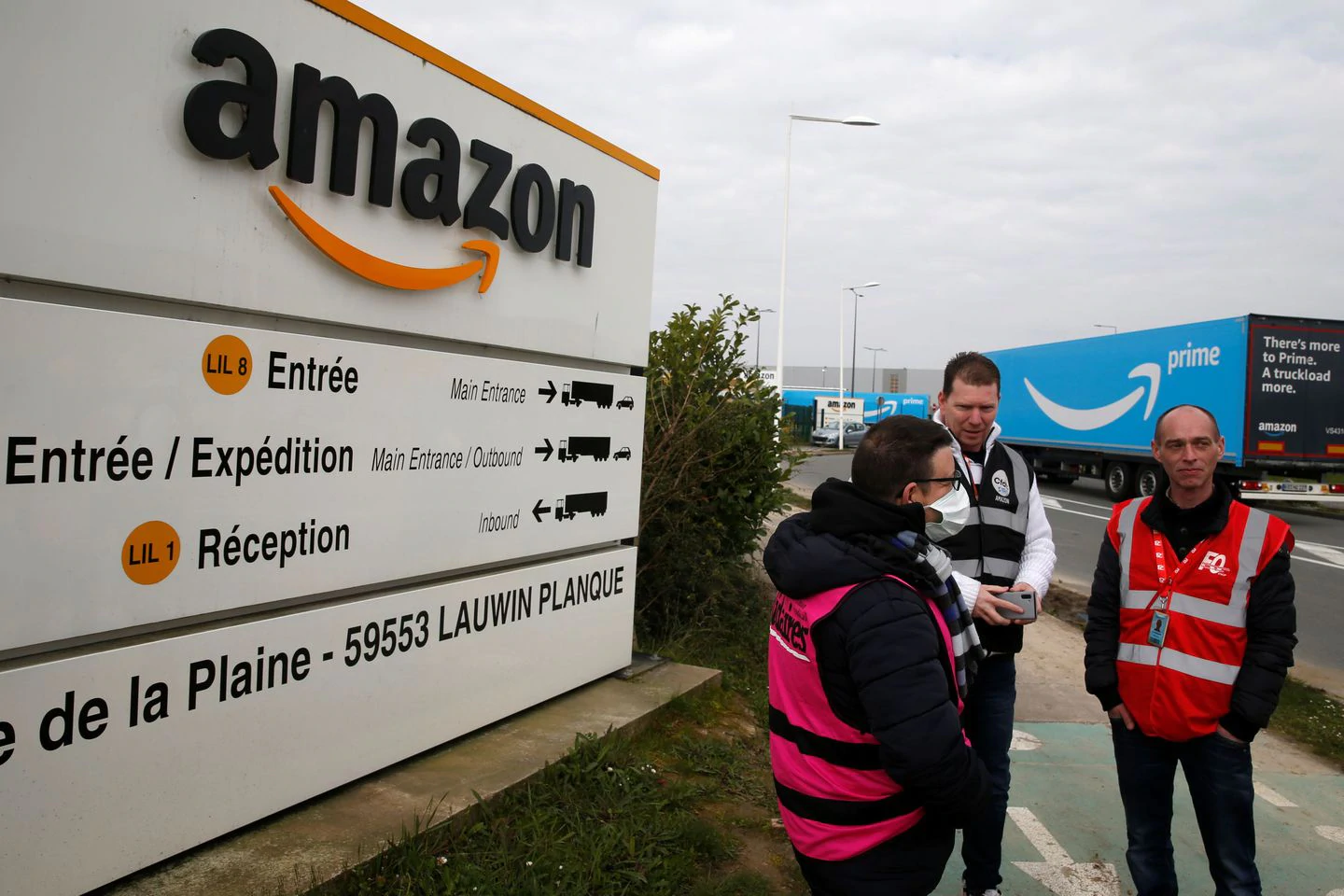 Amazon suspends distribution in France after court order