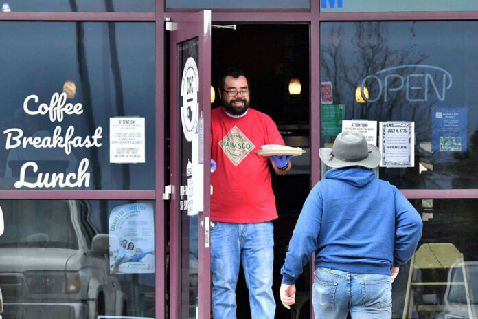 Colorado restaurant shut down for allowing sit-down dining