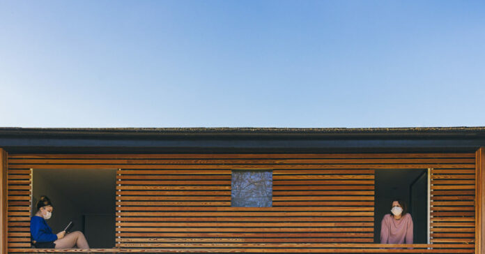 US distancing measures stabilized but did not reduce SARS-CoV-2 spread